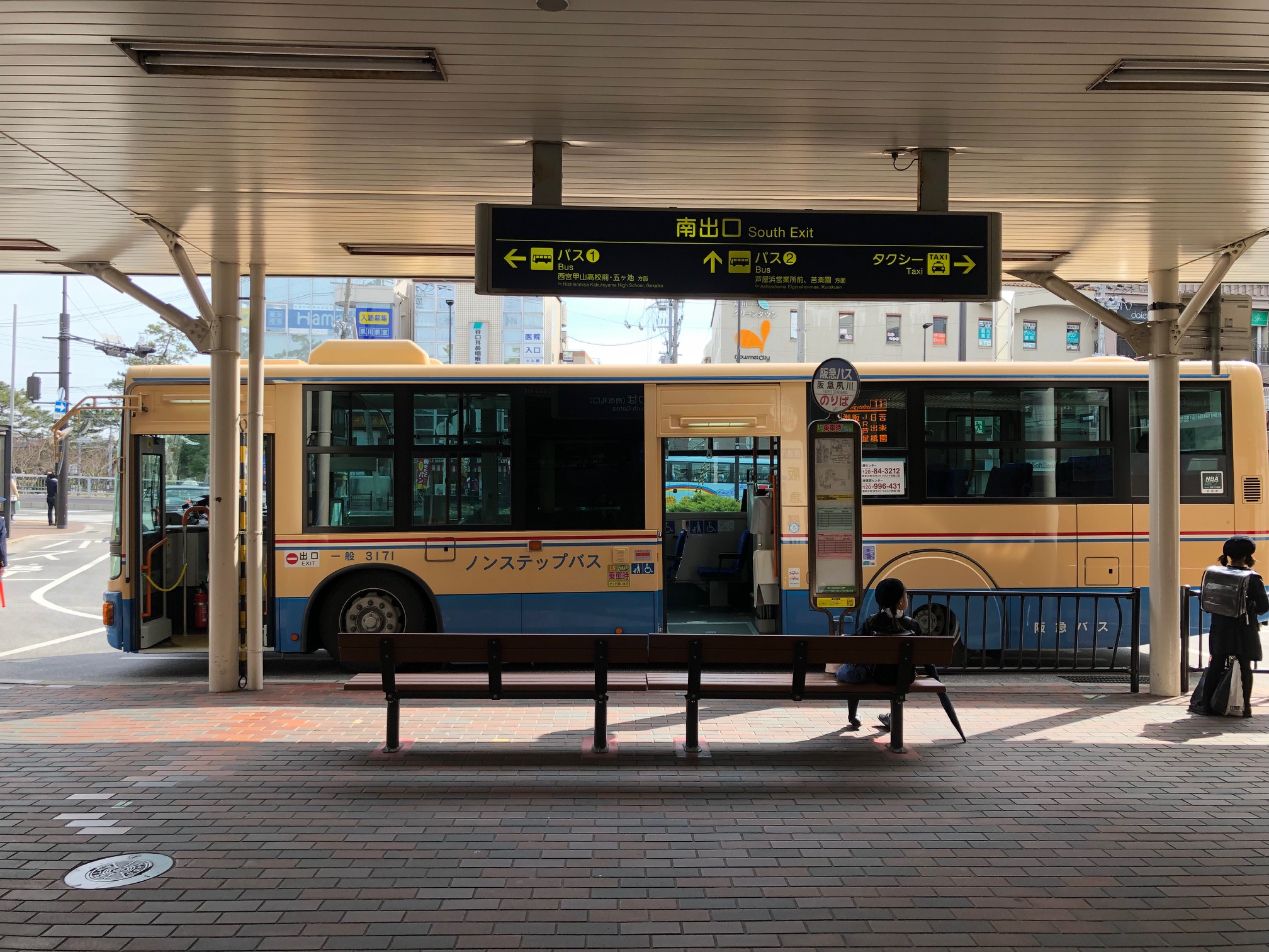 夙川駅改札出口正面